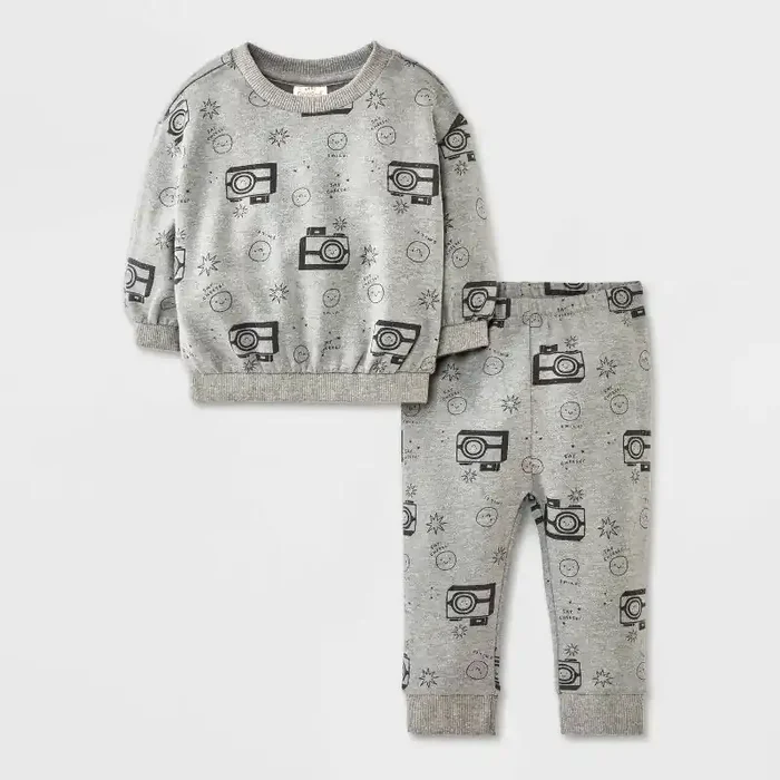 Baby Boys‘ 2pc Camera Fleece Sweatshirt & Jogger Pants Set – Cat & Jack™ Gray 18M
