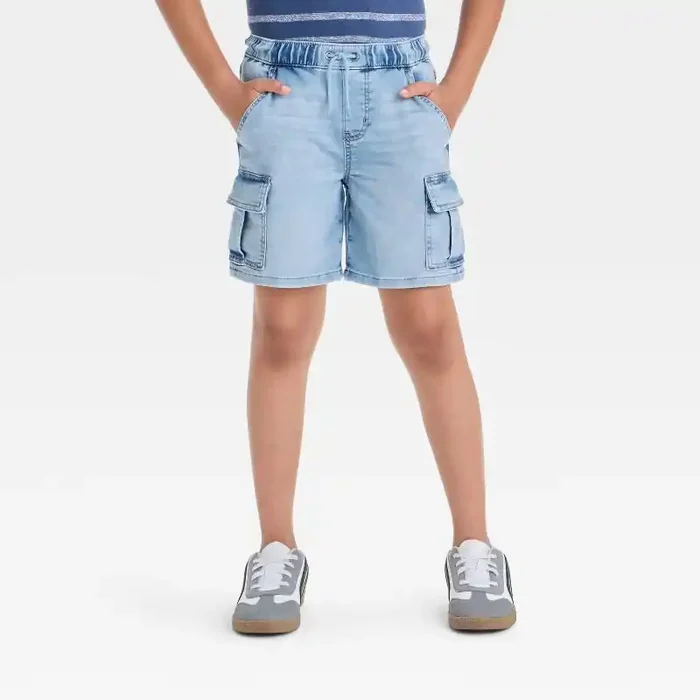 Boys‘ ‘At the Knee‘ Pull-On Cargo Denim Shorts – Cat & Jack™ Light Wash M Relaxed Fit, Elastic Waist, Side Pockets