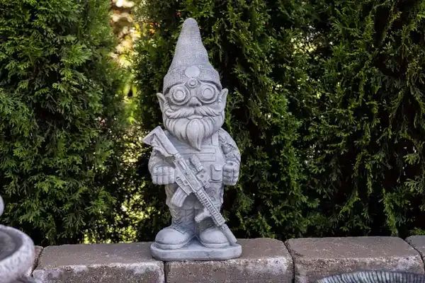 STATUE GNOME SERVE AND PROTECT